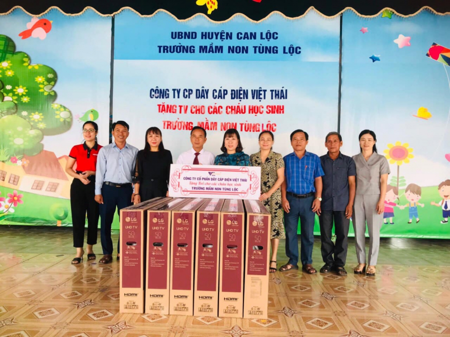 Việt Thái trao tặng Tivi cho các cháu học sinh Trường Mầm Non Tùng Lộc