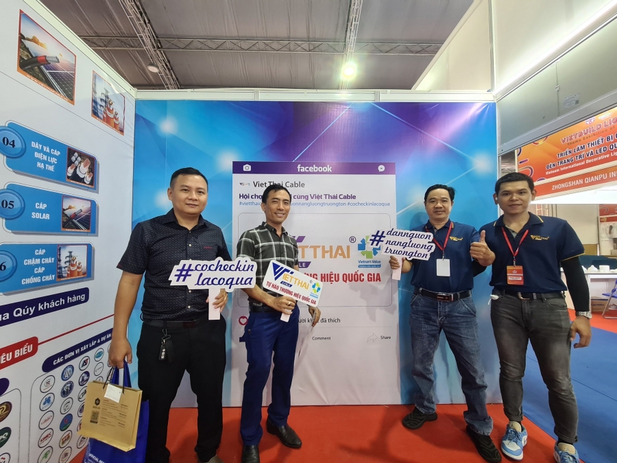 Khách hàng tham gia chương trình “ Có checkin là có quà”