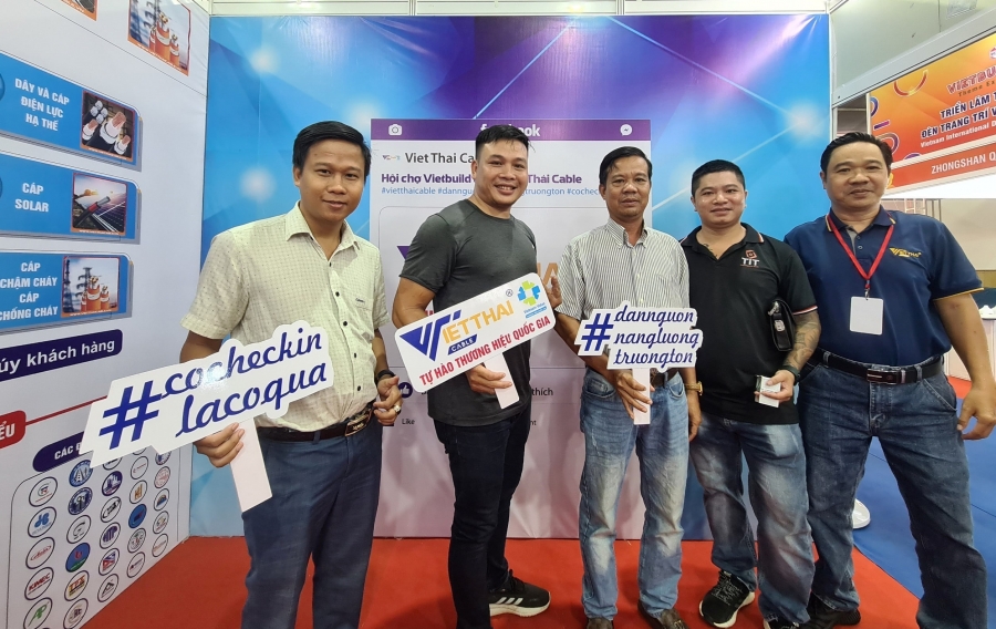 Khách hàng tham gia chương trình “ Có checkin là có quà”