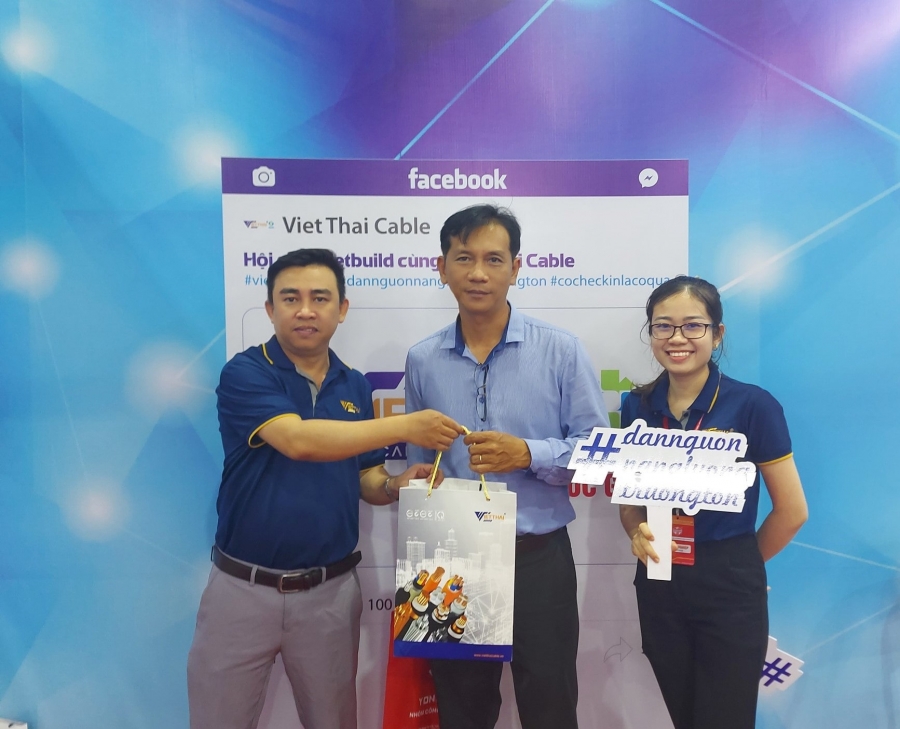 Khách hàng tham gia chương trình “ Có checkin là có quà”