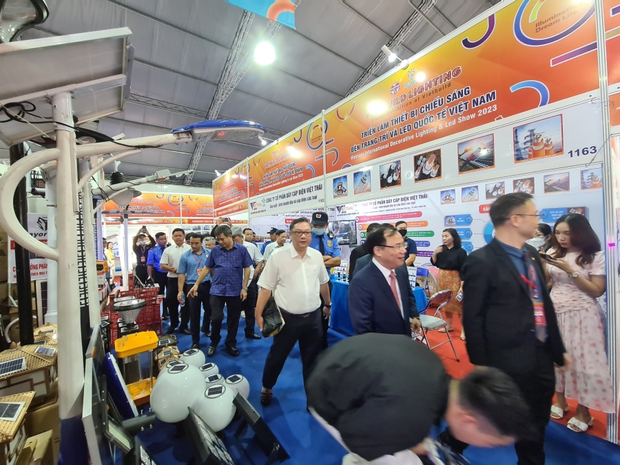 Hình 3: Các Đại biểu tham quan gian hàng triển lãm quốc tế Vietbuild HCM 2023